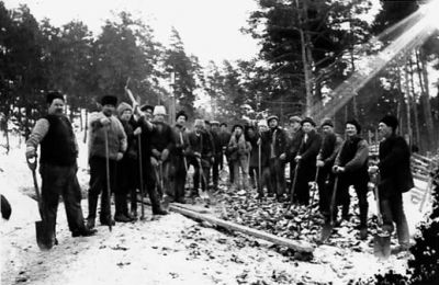 Ett antal män stående vid vägbygge.
Nyckelord: Vinter