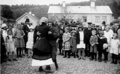 Rådhustorget.
Nyckelord: Kullersten Dans Dräkt