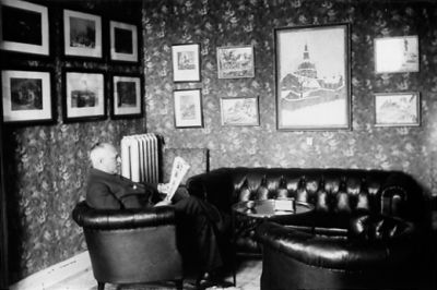 Man sittande i fotölj läsande tidning.
Nyckelord: Tavla