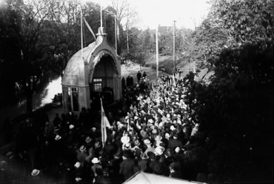 Ett antal personer framför estrad.
