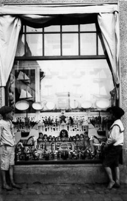 2 barn stående vid skyltfönster.
Nyckelord: Skyltfönster