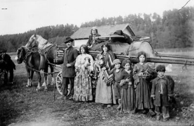 Familj stående vid hästekipage.
Nyckelord: Häst Hund Vagn