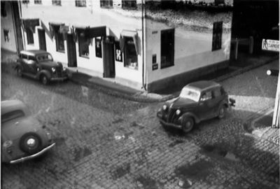 Bilar i gatukorsning.
Nyckelord: Bil