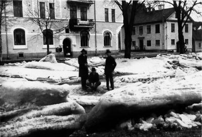 3 personer på isflak i vattendrag.
Nyckelord: Vinter Islossning