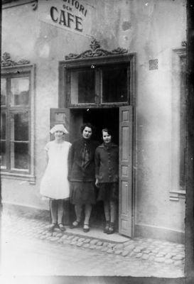 3 kvinnor stående i dörröppning.
Nyckelord: Kullersten