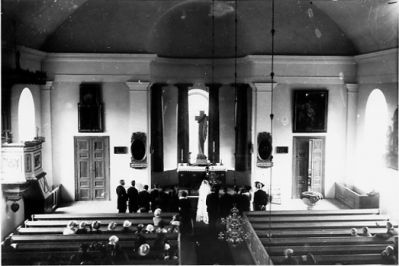 Ett antal personer vid bröllop i kyrka.
