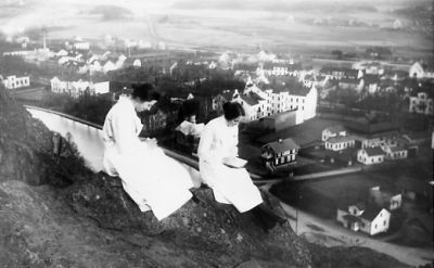 2 kvinnor sittande på berg med stadsvy i bakgrunden.
Nyckelord: Utsikt