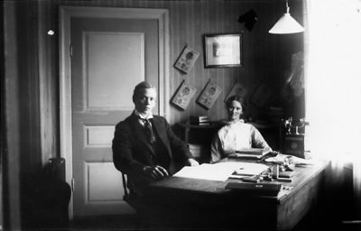 Man och kvinna sittande vid skrivbord.
Nyckelord: Skrivbord Telfon