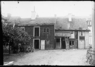 Gårdsinteriör.
Nyckelord: Cykel