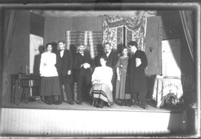 4 män och 3 kvinnor på scen.
Nyckelord: Lokal