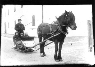 Man och 3 barn i hästekipage.
Nyckelord: Häst Släde Vinter