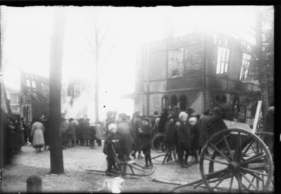 Ett antal personer samlade vid eldsvåda.
Nyckelord: Spark