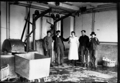 4 män och 1 kvinna stående i lokal.
Nyckelord: Lokal