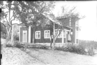 Man och kvinna stående framför byggnad.
