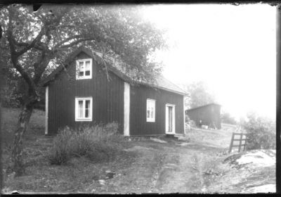 Byggnad på landsbyggden.
Nyckelord: Grind Uthus