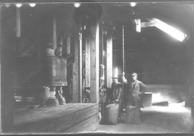 2 män stående i en kvarnbyggnad.
Nyckelord: Säck