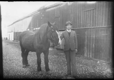Man stående med häst på gård.
Nyckelord: Häst Kullersten