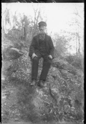 Man sittande på berg.
Nyckelord: Berg