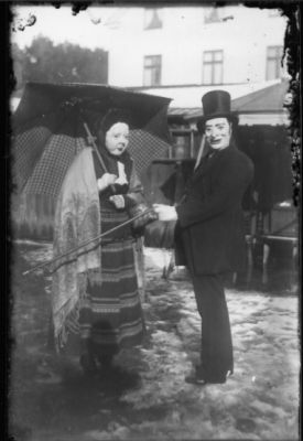 2 utklädda personer.
Nyckelord: Paraply Hatt