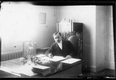 Man sittande vid skrivbord.
Nyckelord: Skrivbord