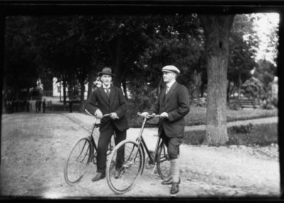 2 män stående med varsin cykel.
Nyckelord: Cykel Dräkt