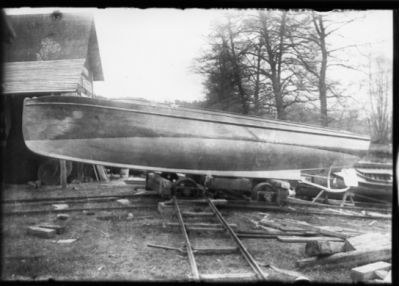 Båt vid båtbyggeri.
