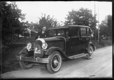 Man stående bredvid personbil.
Nyckelord: Bil