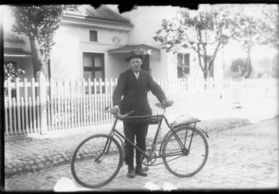 Man stående med cykel på gata.
Nyckelord: Cykel Kullersten Staket