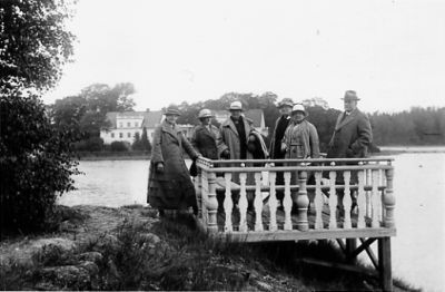 Man och 5 kvinnor stående på brygga invid vatten.
Nyckelord: Brygga