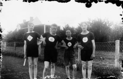 4 ungdomar stående iförda idrottskläder.
Nyckelord: Lag