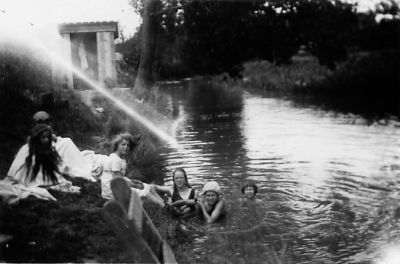 3 badande flickor och 3 sittande på land.
Nyckelord: Badhus