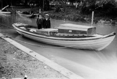 2 män stående i båt.
Nyckelord: Tamp Motorbåt