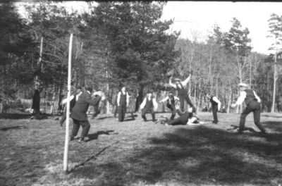 Ett antal män lekandes på gräsmatta.
Nyckelord: Lek Gräsmatta