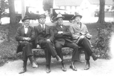 4 män sittande på soffa i park.
Nyckelord: Bil Parksoffa