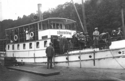 Ett antal personer stående på båt och man stående på kajen.
Nyckelord: Livboj Frälsarkrans Fender