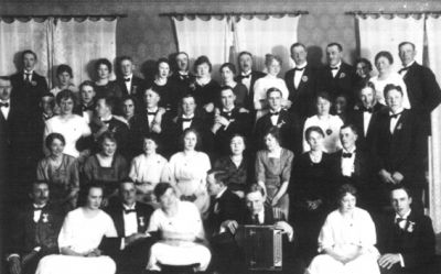 Ett antal personer poserande framför kameran.
Nyckelord: Lokal