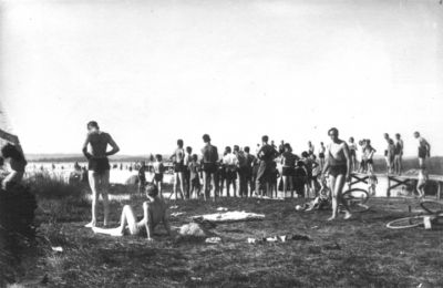 Ett antal personer vid badplats.
Nyckelord: Badplats