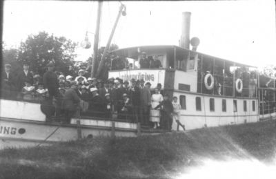 Ett antal personer stående på båt.
Nyckelord: Livboj