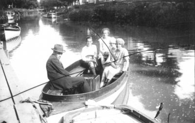 Man och 4 kvinnor sittande i båt.
Nyckelord: Motorbåt