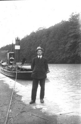 Man stående på kaj framför båt.
Nyckelord: Bogserbåt Tamp