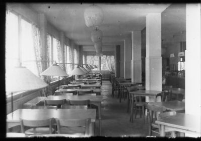 Interiör från matservering.
Nyckelord: Bord Stolar