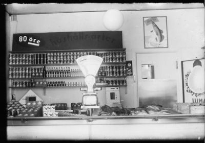 Interiör från affär.
Nyckelord: Våg Fisk