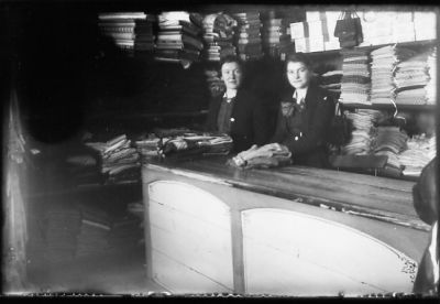 2 kvinnor stående bakom disken i affär.
Nyckelord: Tyger