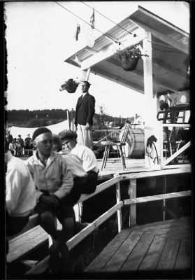 Man sjungande på scen och barn sittande på räcke.
Nyckelord: Trumma