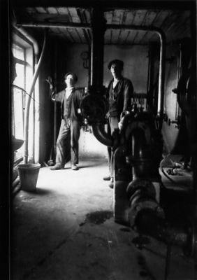 2 män stående i maskinrum.
Nyckelord: Industrilokal