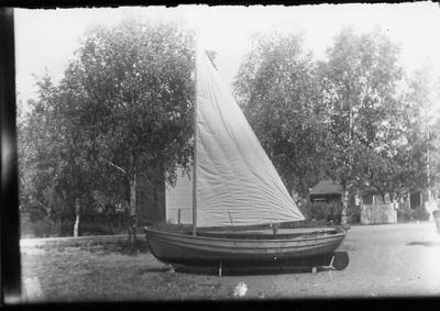 Båt liggande på gräsmatta.
Nyckelord: Gräsmatta