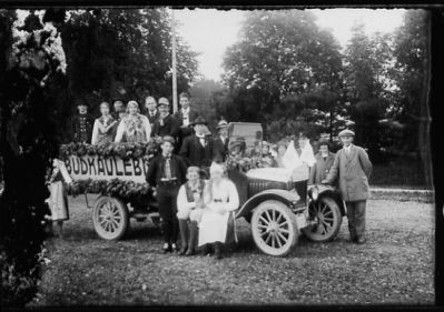 Ett antal personer på och vid lastbil.
Nyckelord: Lastbil