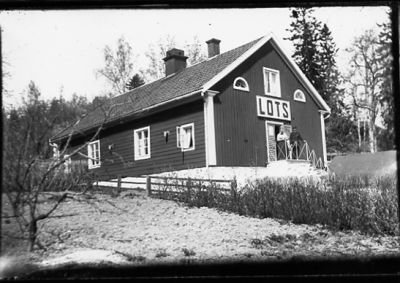 Byggnad.
Nyckelord: Skylt