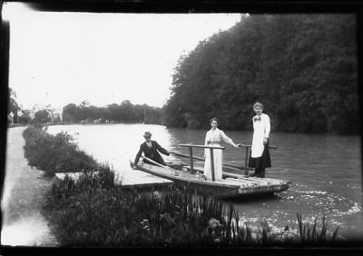 2 kvinnor stående på färja med man sittande vid årorna.
Nyckelord: Färja Båt