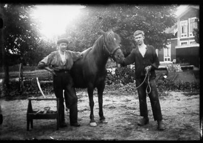 2 män stående med häst.
Nyckelord: Häst Verktygslåda